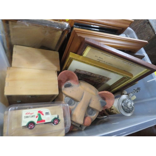 132 - A TRAY OF SUNDRIES TO INCLUDE A BEER STEIN, TYPED JERSEY EVACUATION LETTER FROM 1943 ETC