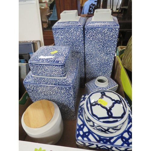 142 - TWO TRAYS OF ASSORTED HOUSEHOLD DECORATIVE ITEMS TO INCLUDE BLUE & WHITE CERAMICS, GLASS VASES ETC