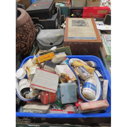 157 - A TRAY OF VINTAGE CHEMIST AND MEDICAL EQUIPMENT AND ACESSORIES TO INCLUDE SEALED EXAMPLES