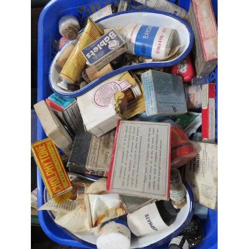 157 - A TRAY OF VINTAGE CHEMIST AND MEDICAL EQUIPMENT AND ACESSORIES TO INCLUDE SEALED EXAMPLES