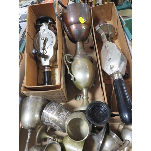 174 - A QUANTITY OF METALWARE TO INCLUDE BRASS DOOR FURNITURE ETC