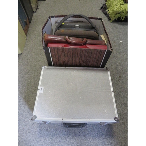 182 - A SMALL QUANTITY OF VINTAGE LUGGAGE TO INCLUDE A BROWN LEATHER ITALIAN CARRY BAG