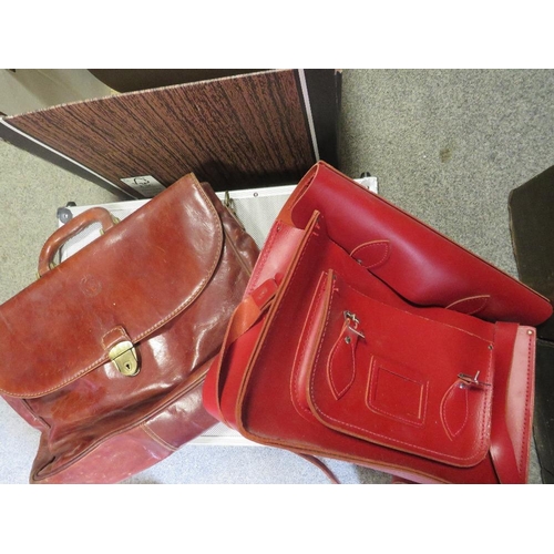 182 - A SMALL QUANTITY OF VINTAGE LUGGAGE TO INCLUDE A BROWN LEATHER ITALIAN CARRY BAG