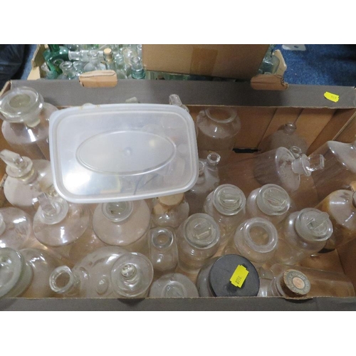 185 - FOUR TRAYS OF ASSORTED CHEMISTS, SCIENTIFIC AND OTHER BOTTLES