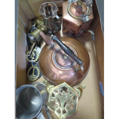 194 - TWO TRAYS OF COPPER AND BRASS ETC, METALWARE TO INCLUDE A COPPER WARMING PAN