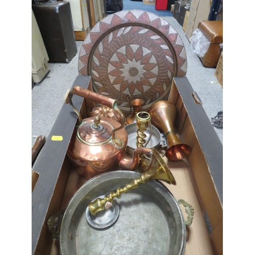 194 - TWO TRAYS OF COPPER AND BRASS ETC, METALWARE TO INCLUDE A COPPER WARMING PAN