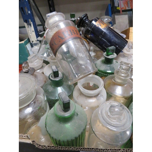 197 - A TRAY OF MIXED CLEAR AND COLOURED LABELLED APOTHECARY BOTTLES