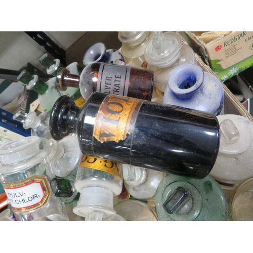 197 - A TRAY OF MIXED CLEAR AND COLOURED LABELLED APOTHECARY BOTTLES