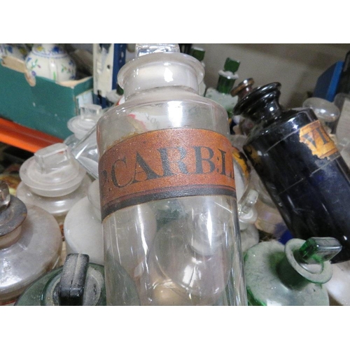 197 - A TRAY OF MIXED CLEAR AND COLOURED LABELLED APOTHECARY BOTTLES