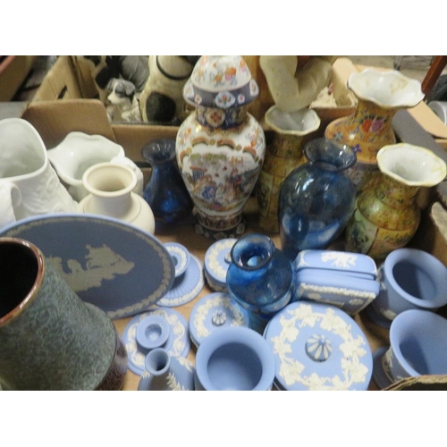 51 - A TRAY OF ASSORTED CERAMICS TO INCLUDE WEDGWOOD BLUE JASPERWARE ETC