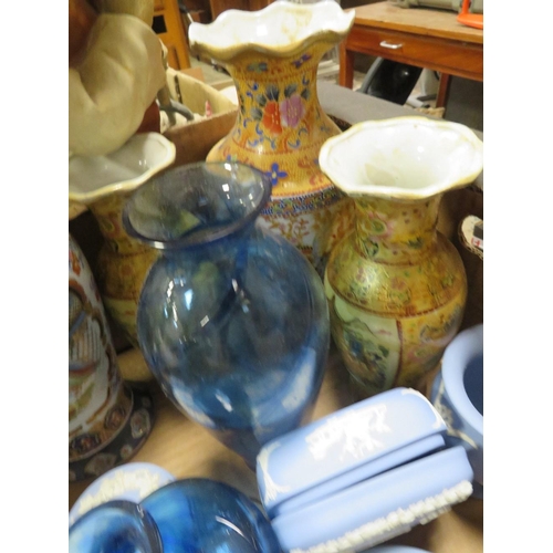 51 - A TRAY OF ASSORTED CERAMICS TO INCLUDE WEDGWOOD BLUE JASPERWARE ETC