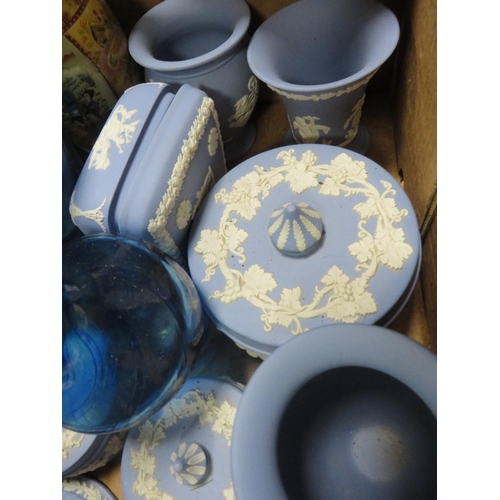 51 - A TRAY OF ASSORTED CERAMICS TO INCLUDE WEDGWOOD BLUE JASPERWARE ETC