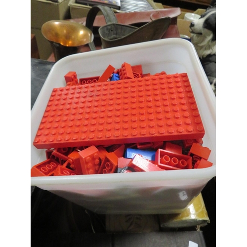 52 - A TRAY OF SUNDRIES TO INCLUDE CERAMICS, METALWARE AND A TUB OF LEGO