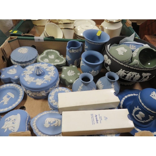 55 - A TRAY OF WEDGWOOD JASPERWARE IN ASSORTED COLOURS TO INCLUDE A BLACK JASPERWARE IMPERIAL BOWL