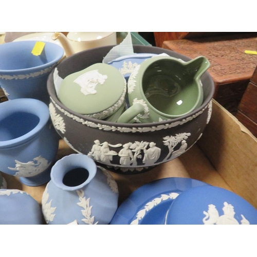 55 - A TRAY OF WEDGWOOD JASPERWARE IN ASSORTED COLOURS TO INCLUDE A BLACK JASPERWARE IMPERIAL BOWL