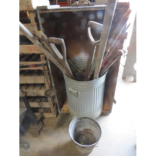 637 - A SELECTION OF GARDEN TOOLS, A GALVANISED BIN AND A WOODEN STORAGE CRATE