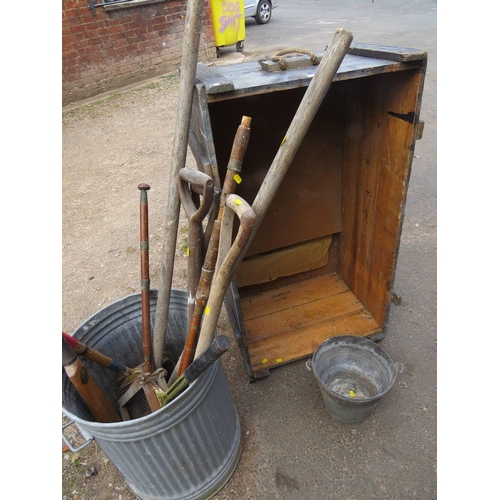 637 - A SELECTION OF GARDEN TOOLS, A GALVANISED BIN AND A WOODEN STORAGE CRATE