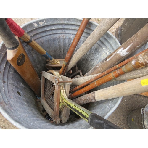 637 - A SELECTION OF GARDEN TOOLS, A GALVANISED BIN AND A WOODEN STORAGE CRATE