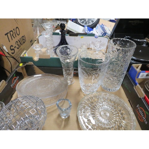 65 - TWO TRAYS OF ASSORTED GLASSWARE TO INCLUDE A SET OF THREE LITTALA GRADUATED GLASS CANDLESTICKS ETC