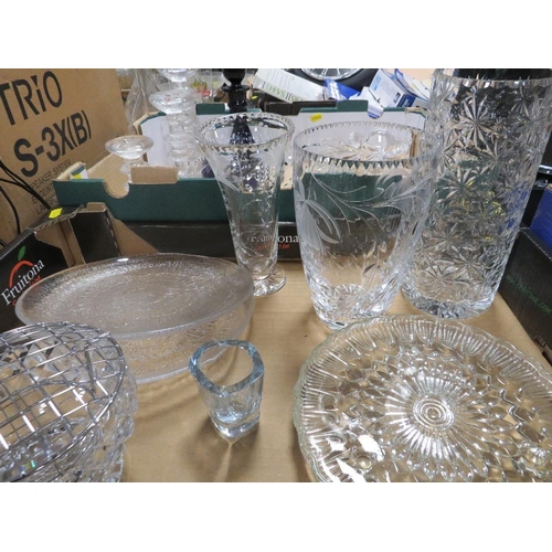 65 - TWO TRAYS OF ASSORTED GLASSWARE TO INCLUDE A SET OF THREE LITTALA GRADUATED GLASS CANDLESTICKS ETC