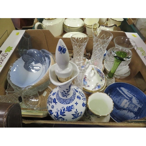 67 - A TRAY OF ASSORTED CERAMICS AND GLASS TO INCLUDE A ROYAL COPENHAGEN LOBSTER DISH AND ORREFORS GLASS ... 