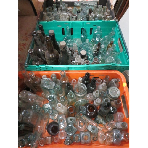 73 - A LARGE QUANTITY OF ASSORTED COLLECTABLE GLASS BOTTLES OVER THREE TRAYS