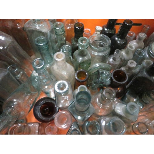 73 - A LARGE QUANTITY OF ASSORTED COLLECTABLE GLASS BOTTLES OVER THREE TRAYS