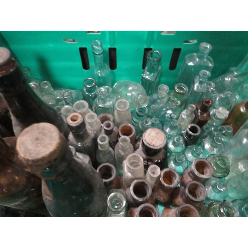 73 - A LARGE QUANTITY OF ASSORTED COLLECTABLE GLASS BOTTLES OVER THREE TRAYS