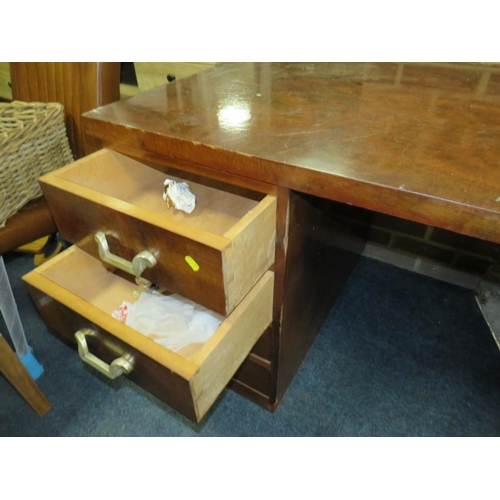 780 - A large Deco style pedestal desk with drawers to one side