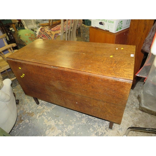 798 - A Georgian oak drop leaf dining table