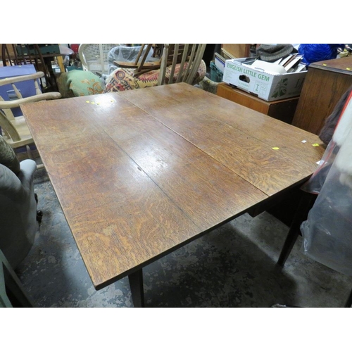 798 - A Georgian oak drop leaf dining table