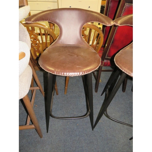 800 - A modern set of four brown leather bar/kitchen stools