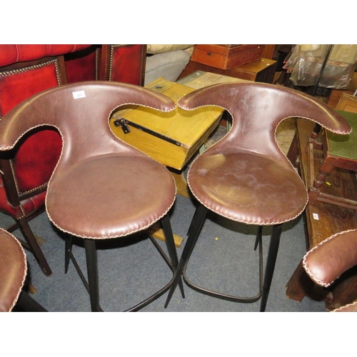 800 - A modern set of four brown leather bar/kitchen stools