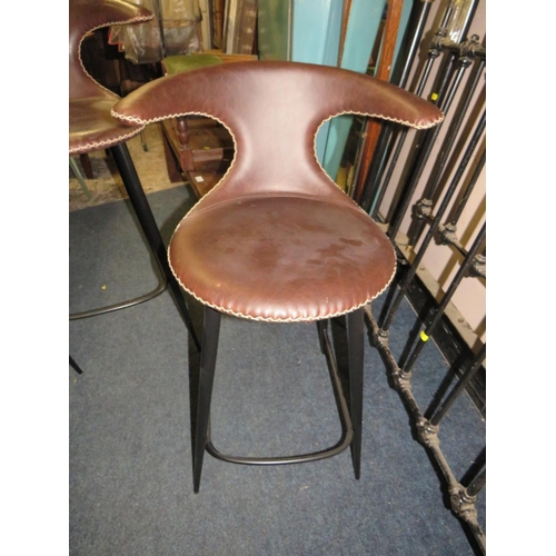 800 - A modern set of four brown leather bar/kitchen stools