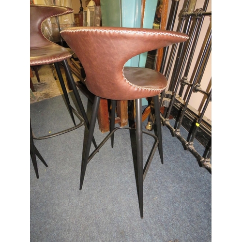 800 - A modern set of four brown leather bar/kitchen stools