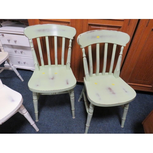 810 - A MIXED SET OF FOUR PAINTED KITCHEN CHAIRS