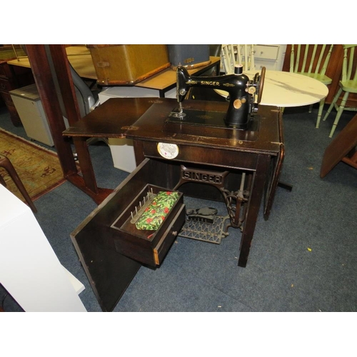 812 - A vintage singer electric sewing machine in oak cabinet