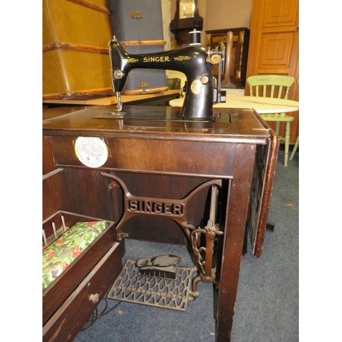 812 - A vintage singer electric sewing machine in oak cabinet