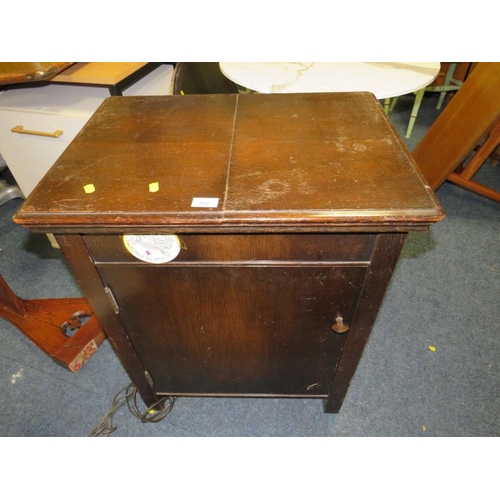 812 - A vintage singer electric sewing machine in oak cabinet