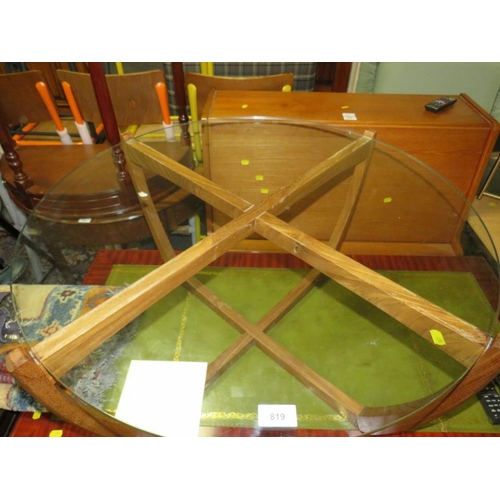 819 - A mid-century teak and glass coffee table Dia. 76 cm