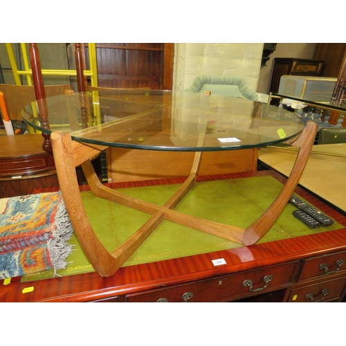 819 - A mid-century teak and glass coffee table Dia. 76 cm