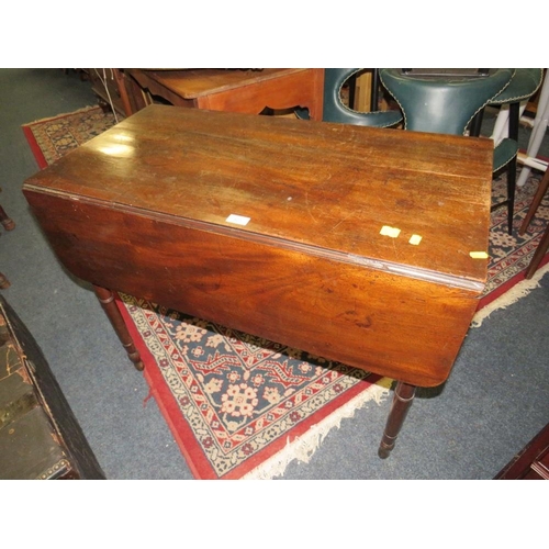 823 - An antique mahogany Pembroke table