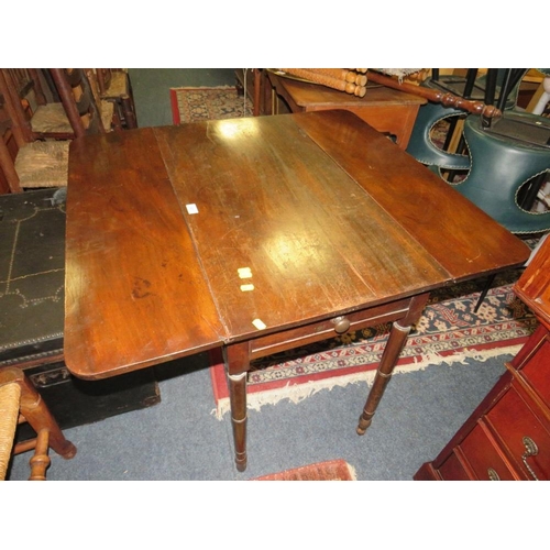 823 - An antique mahogany Pembroke table