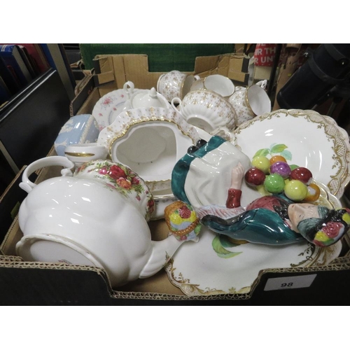 98 - A TRAY OF ASSORTED CERAMICS TO INCLUDE WEDGWOOD AND SPODE