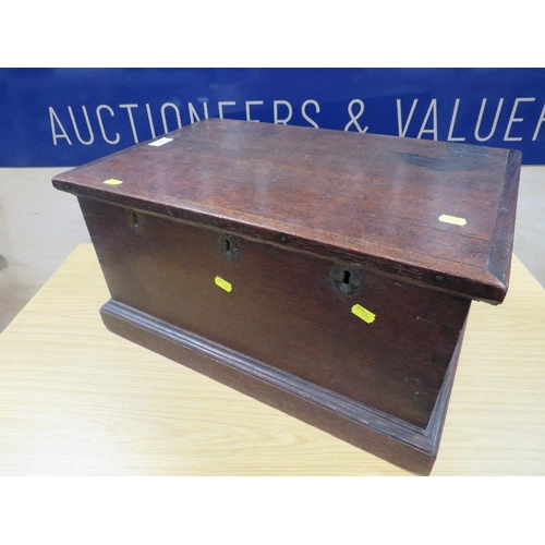 296 - A SMALL GEORGIAN OAK ESTATE BOX, ORIGINALLY FITTED WITH THREE LOCKS 54 cm x 35 cm x 28 cm