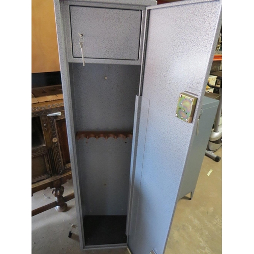 642 - A STEEL LOCKABLE GUN CABINET WITH KEYS