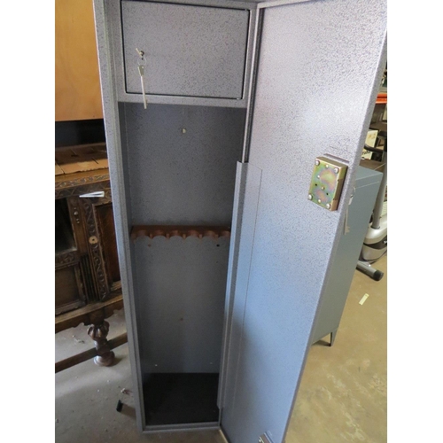 642 - A STEEL LOCKABLE GUN CABINET WITH KEYS