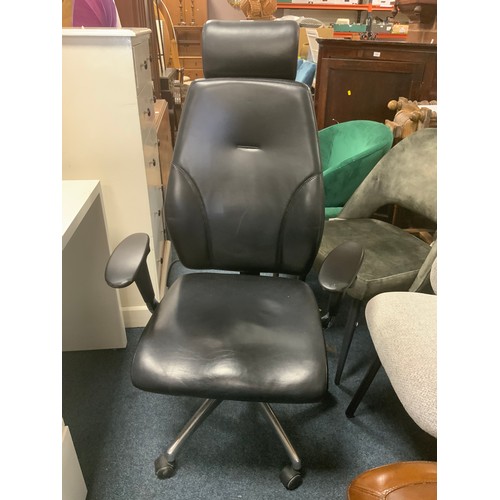 871 - A modern swivel office armchair A/F