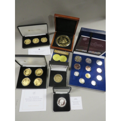 429 - A COLLECTION OF MODERN CASED COMMEMORATIVE COINS AND MEDALLIONS TO INCLUDE A BRADFORD EXCHANGE 1953 ... 