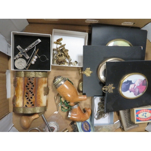 441 - A SMALL TRAY OF COLLECTABLES